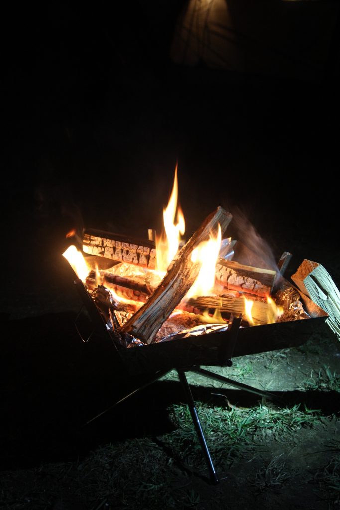 キャンプで焚火】火を熾す、薪をくべる、炎を愛でる。焚火台のお勧めと火打ち石でワイルドな着火にチャレンジ！ | Laboratory TAK（らぼたく）